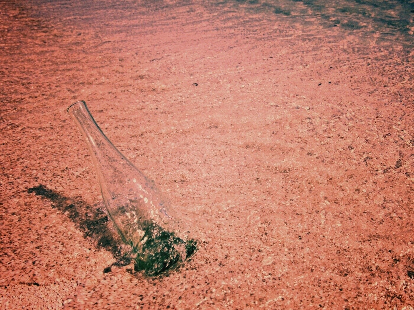 Бутылка в песке у воды обои