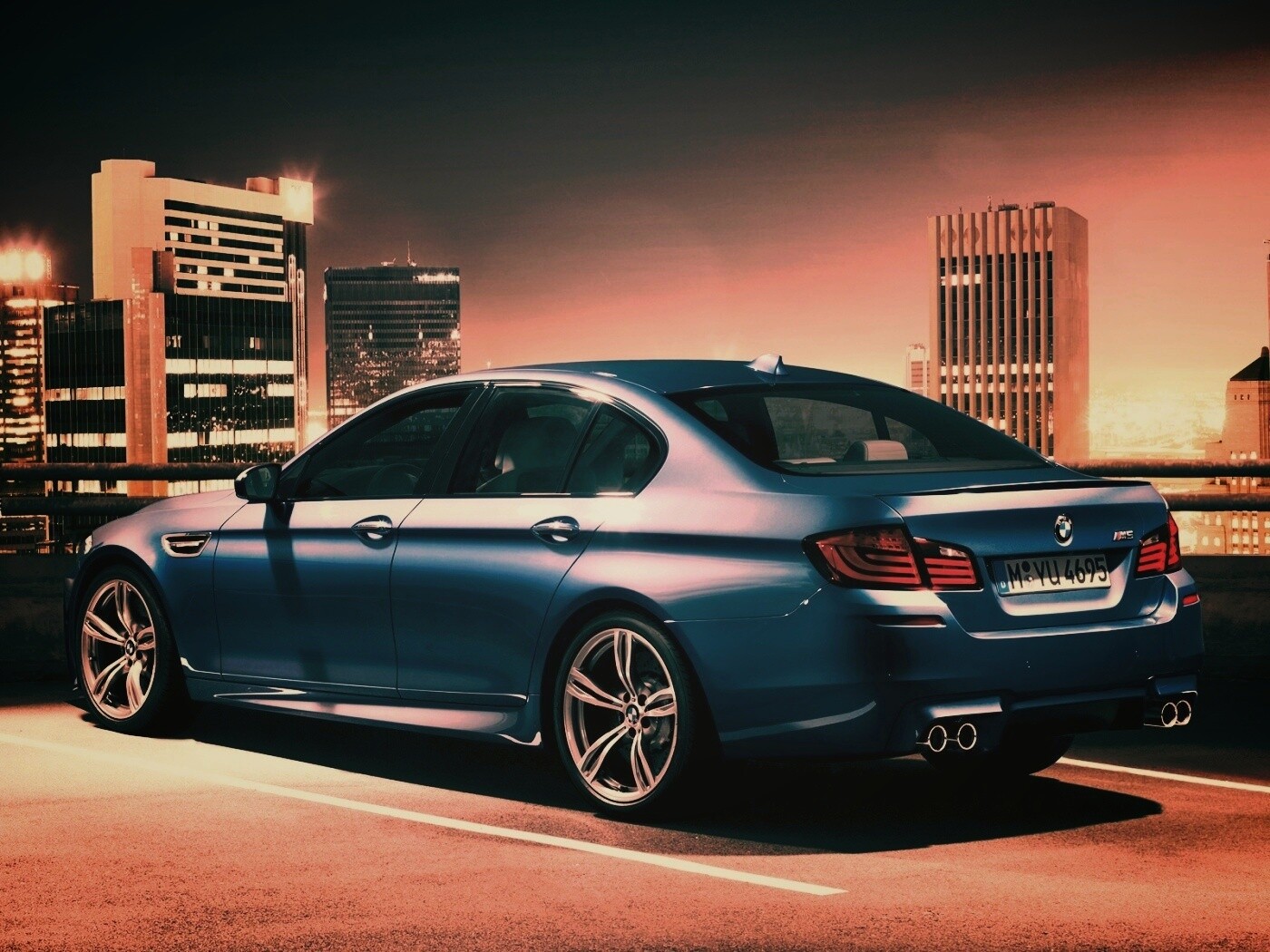 BMW F10 на городской парковке обои