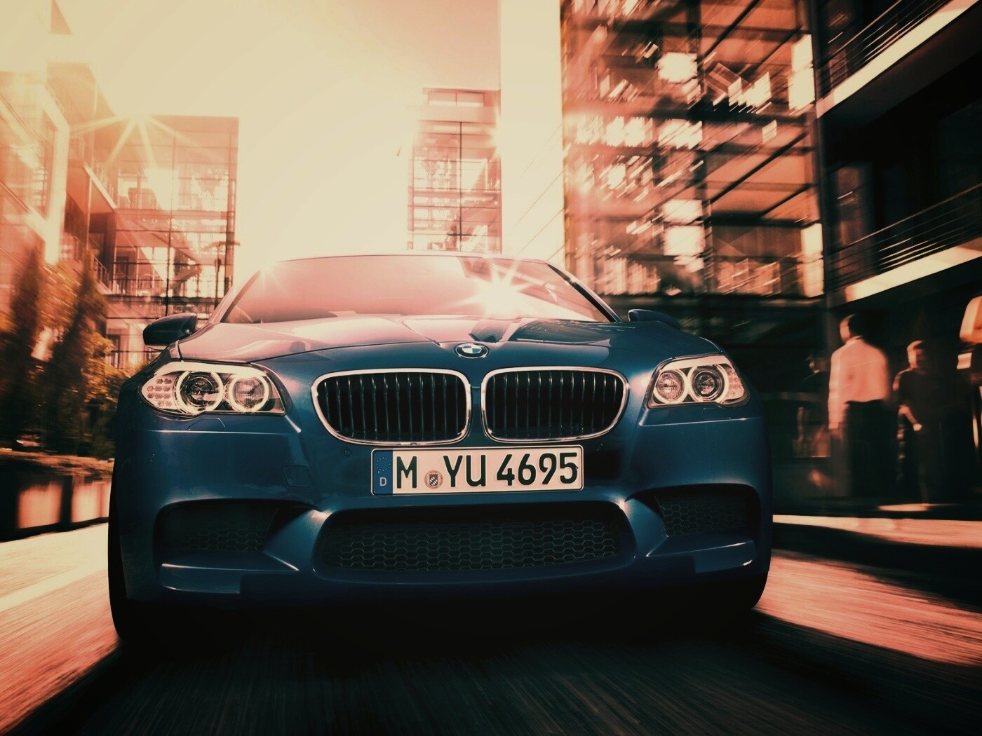 BMW покоряет городскую улицу обои