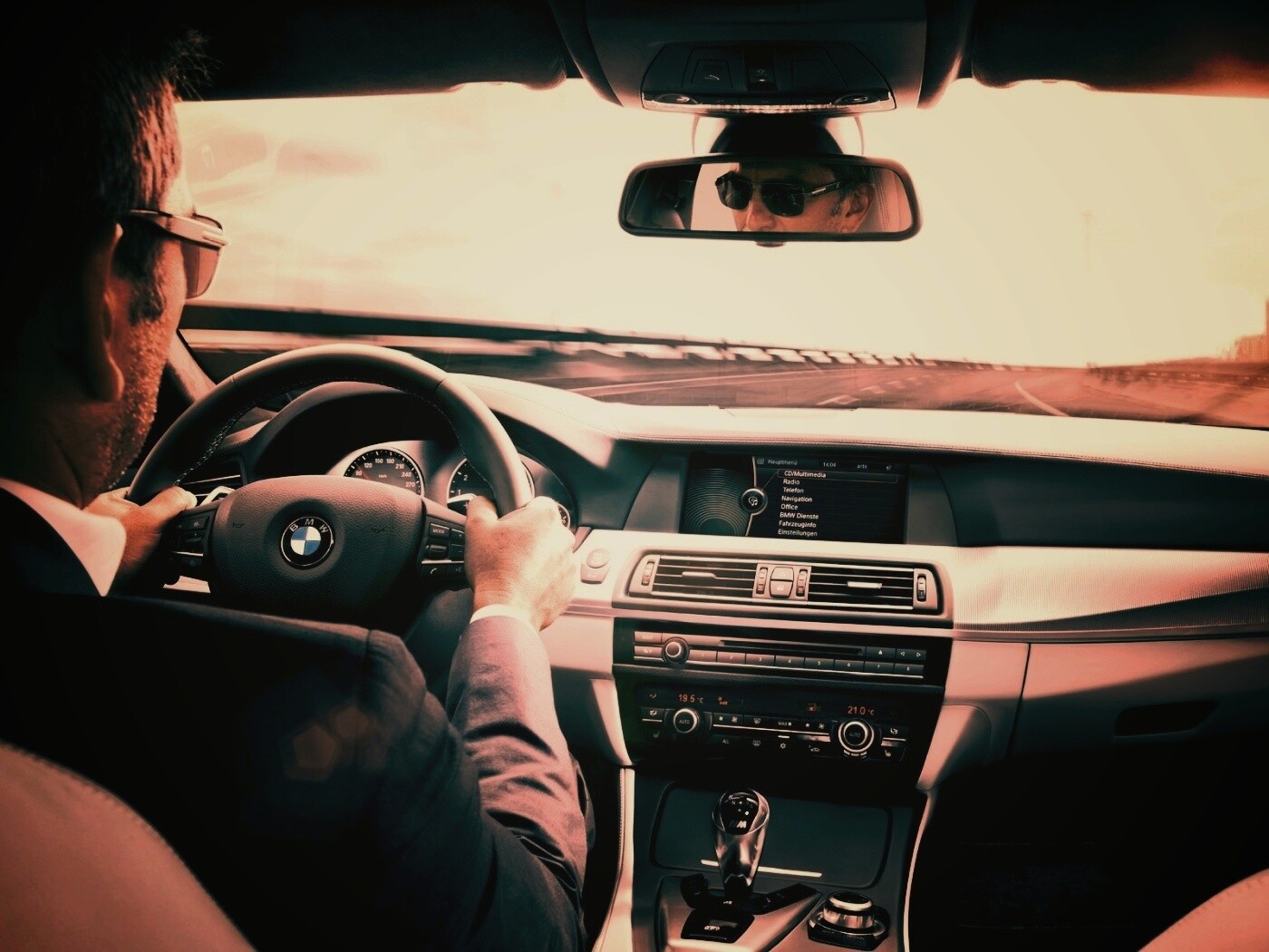 За рулём BMW F10 обои