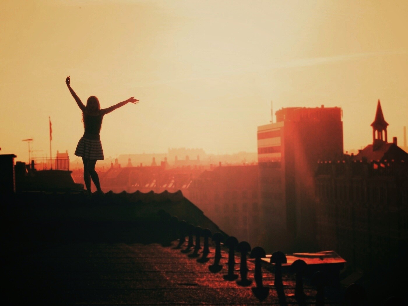 Девушка на крыше обои