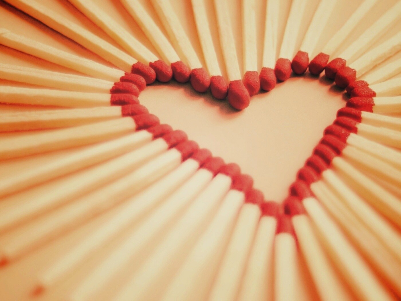 Сердечко из спичек обои