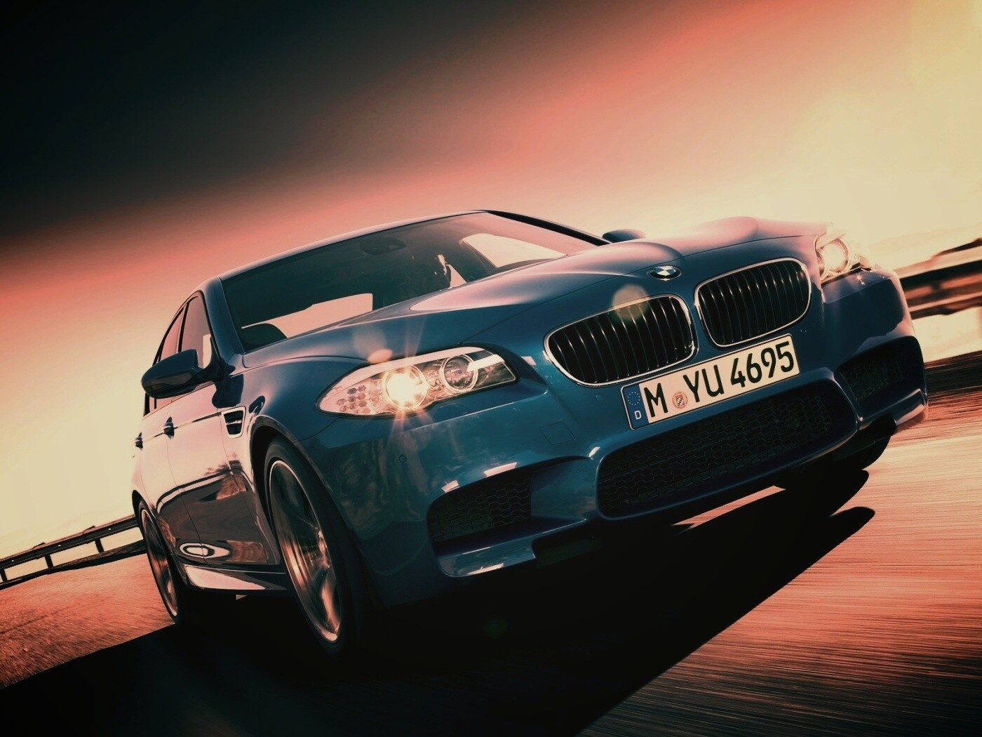 Синий БМВ на трассе обои