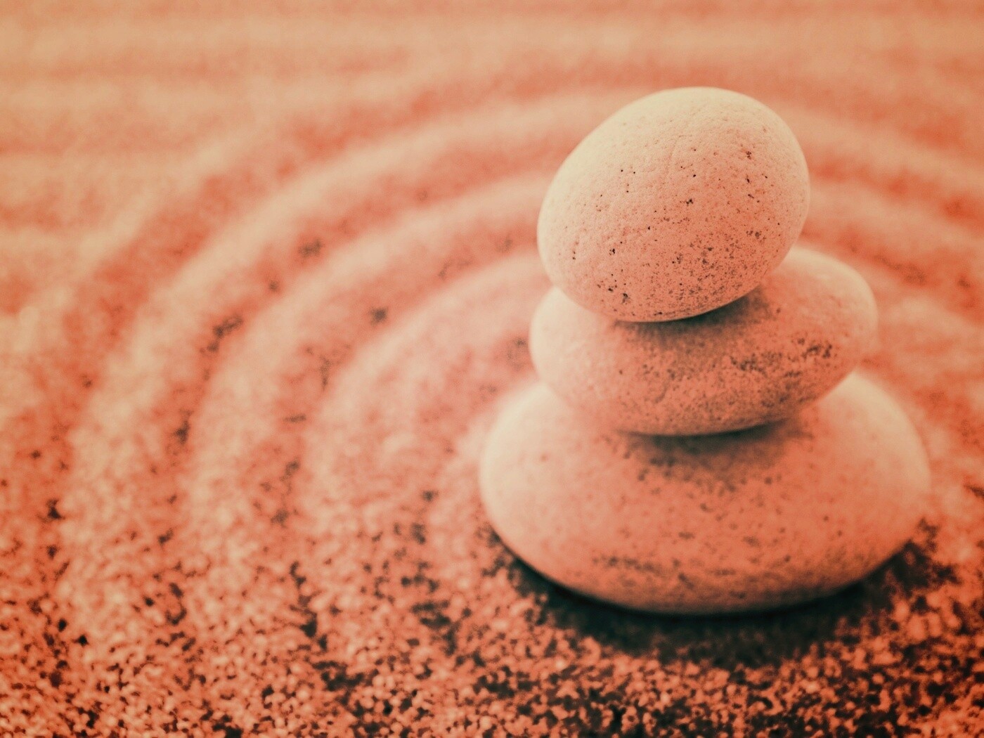 Пирамидка в саду камней обои