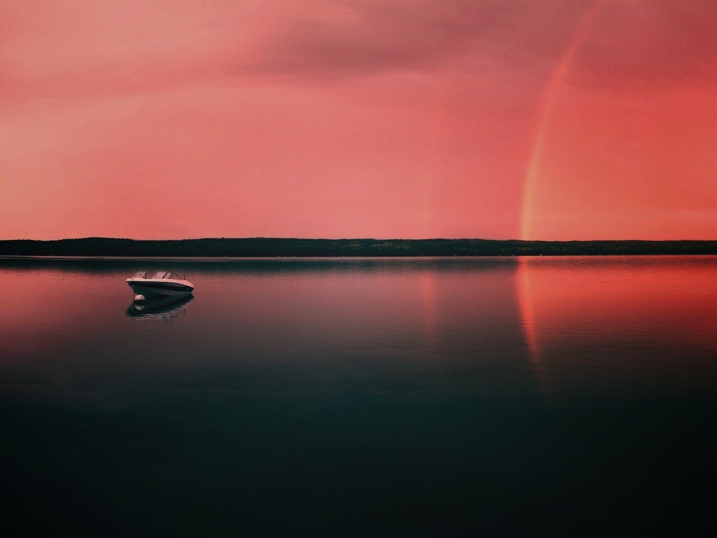 Катер на озере обои
