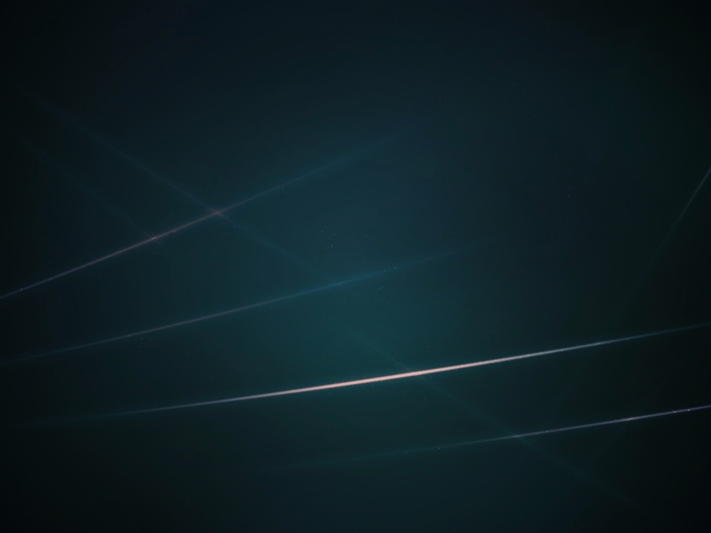 Лучи света на тёмно-синем фоне обои