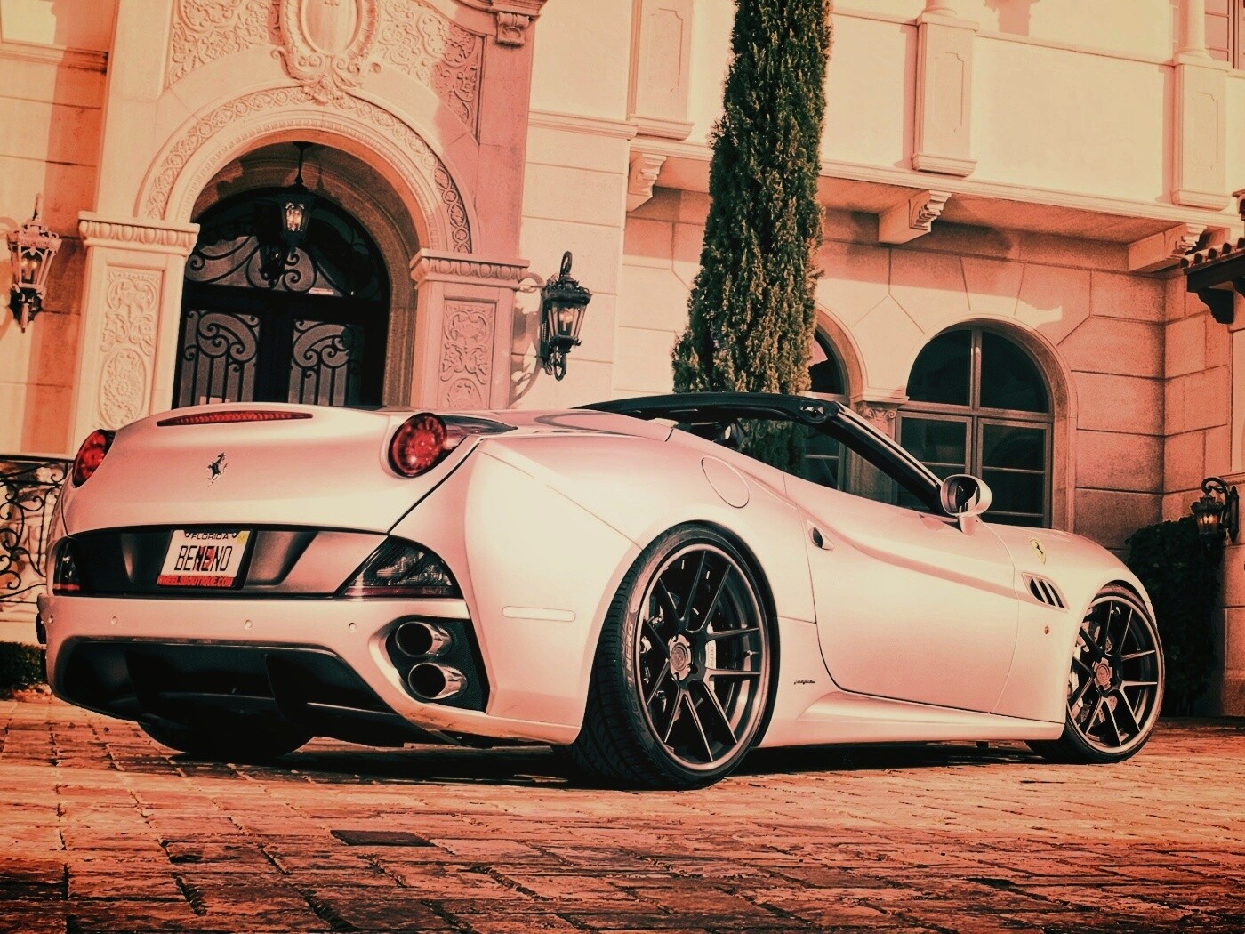 Ferarri у особняка обои