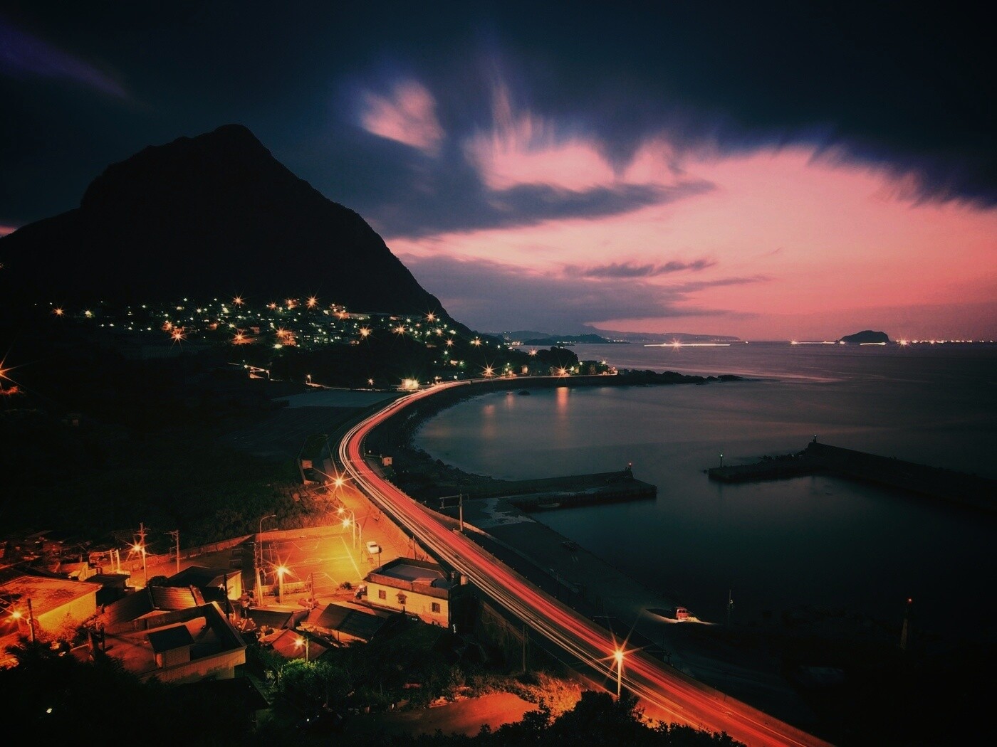 Городок у моря обои