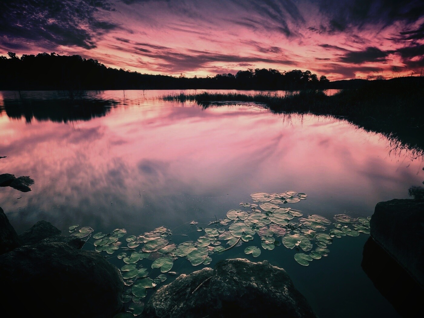 Озеро поздним вечером обои