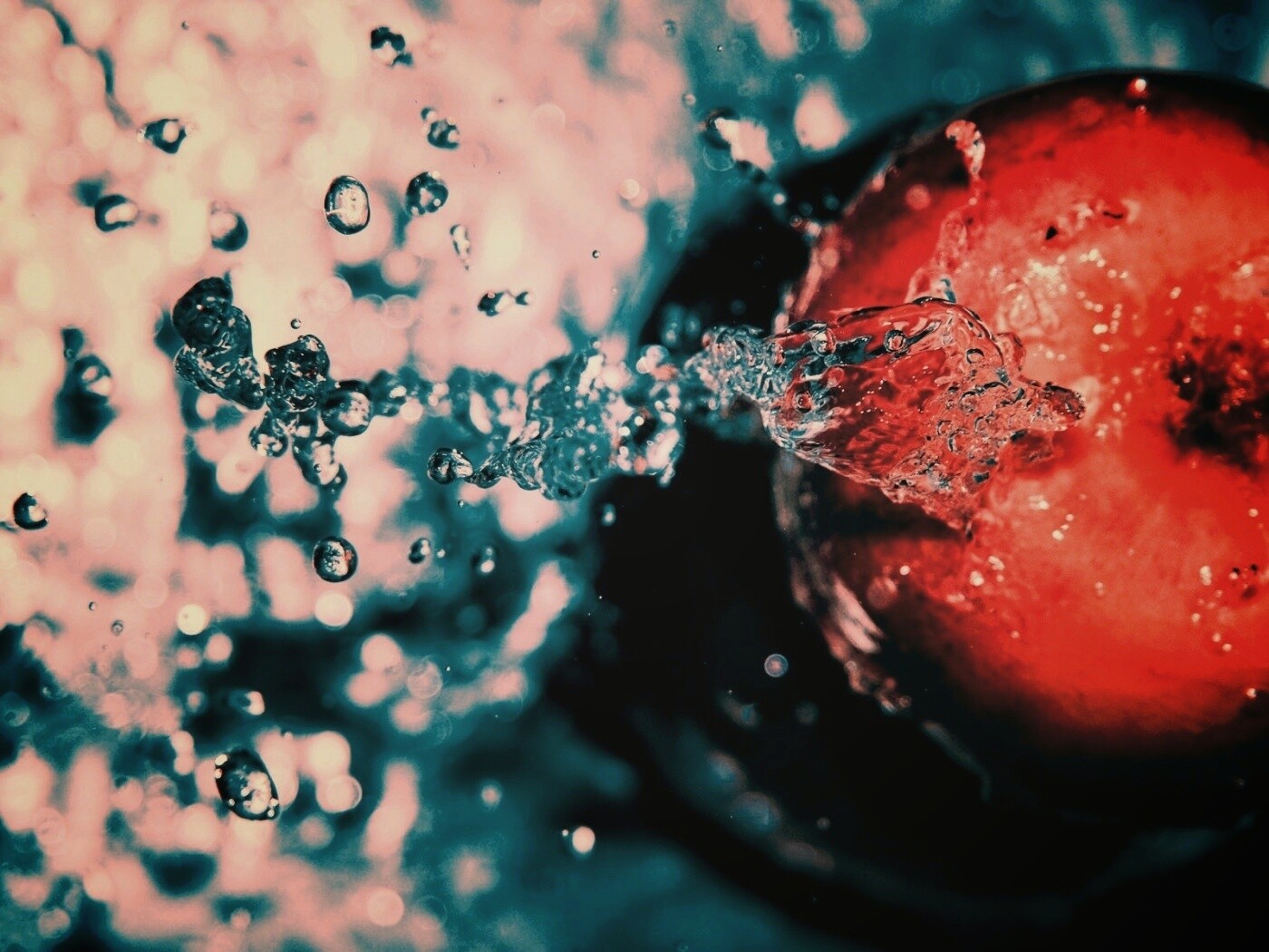 Брызги на яблоке обои