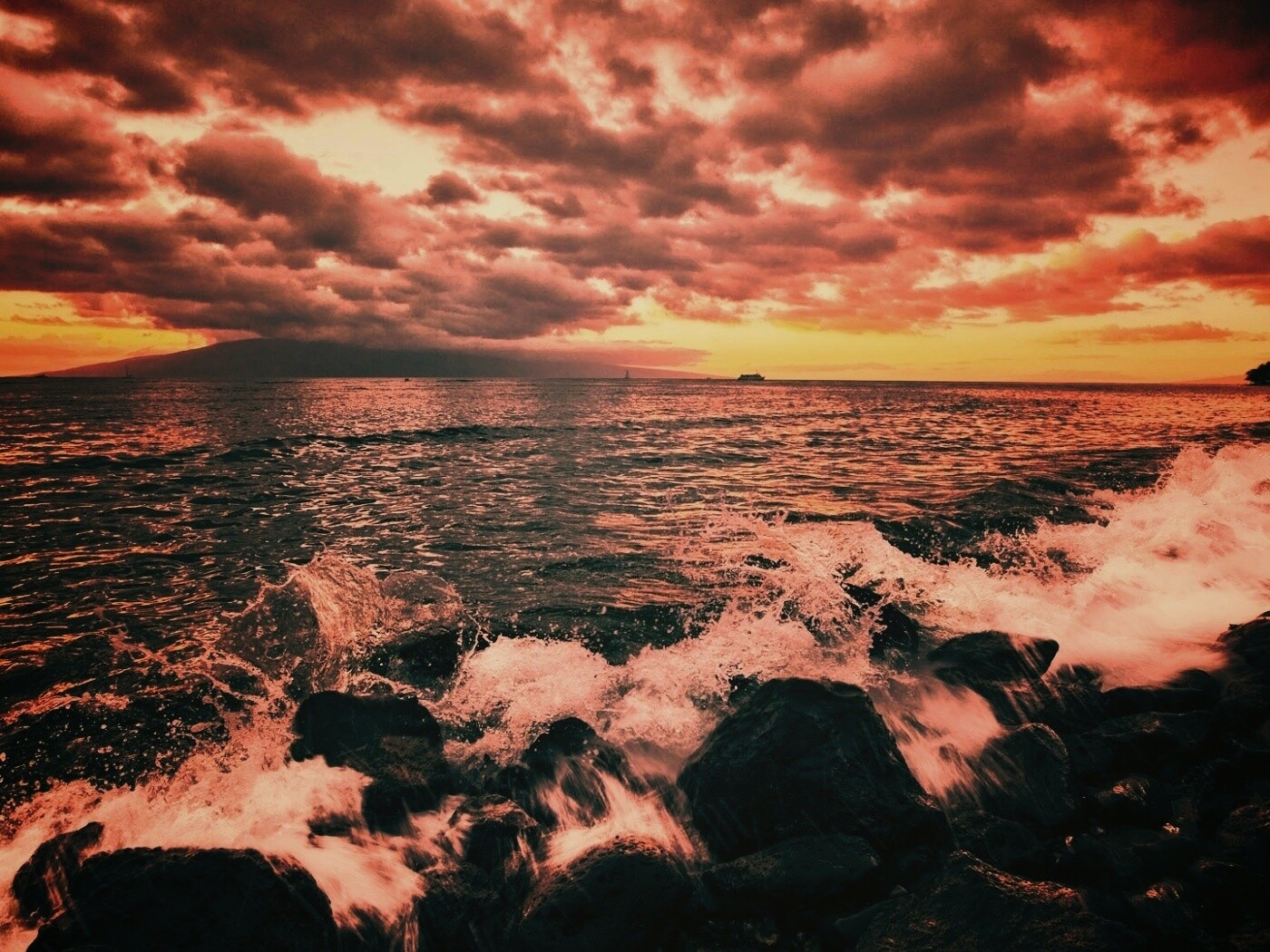 Неспокойно синее море.. обои