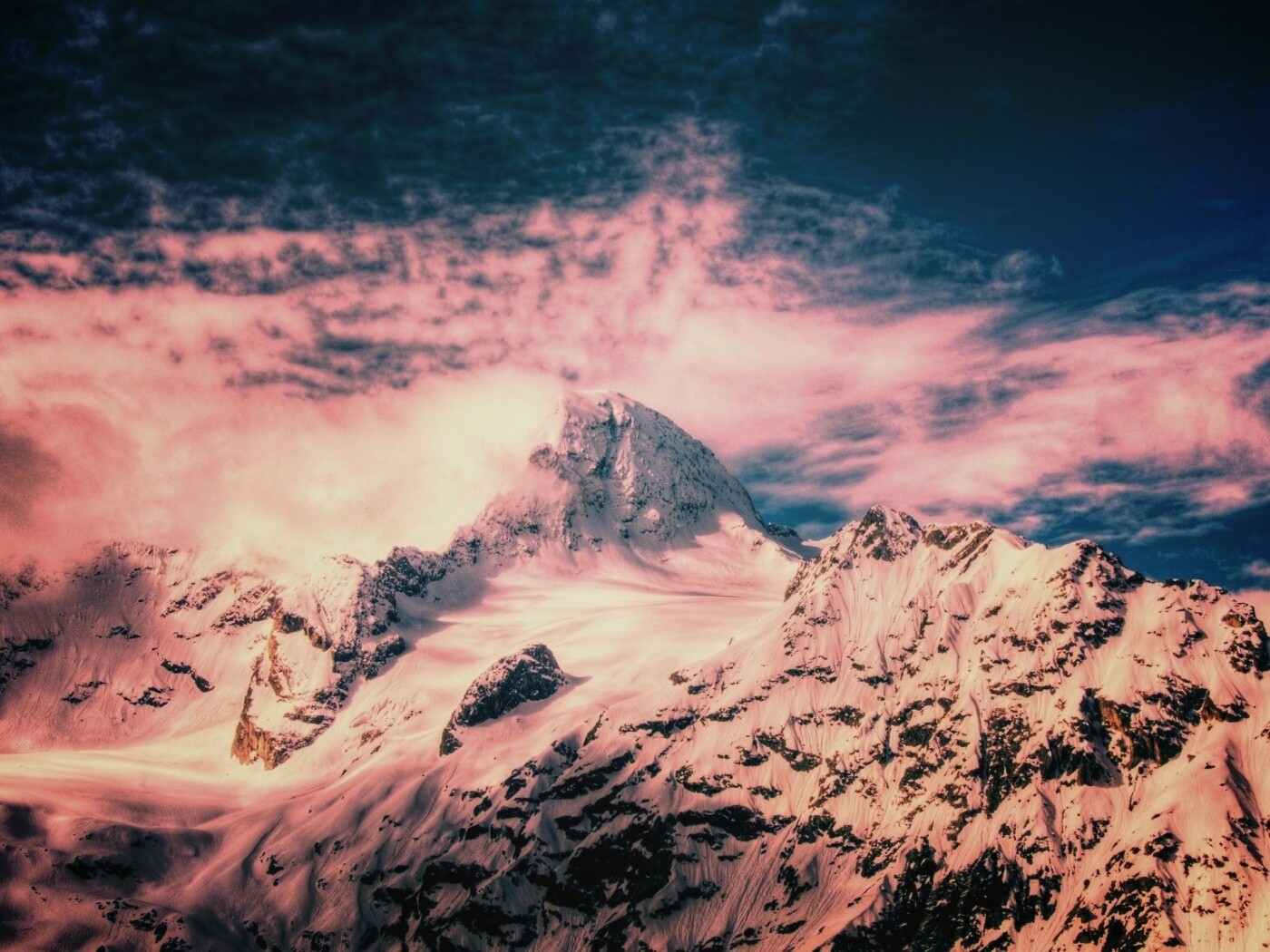 Снежные горные вершины на ветру обои