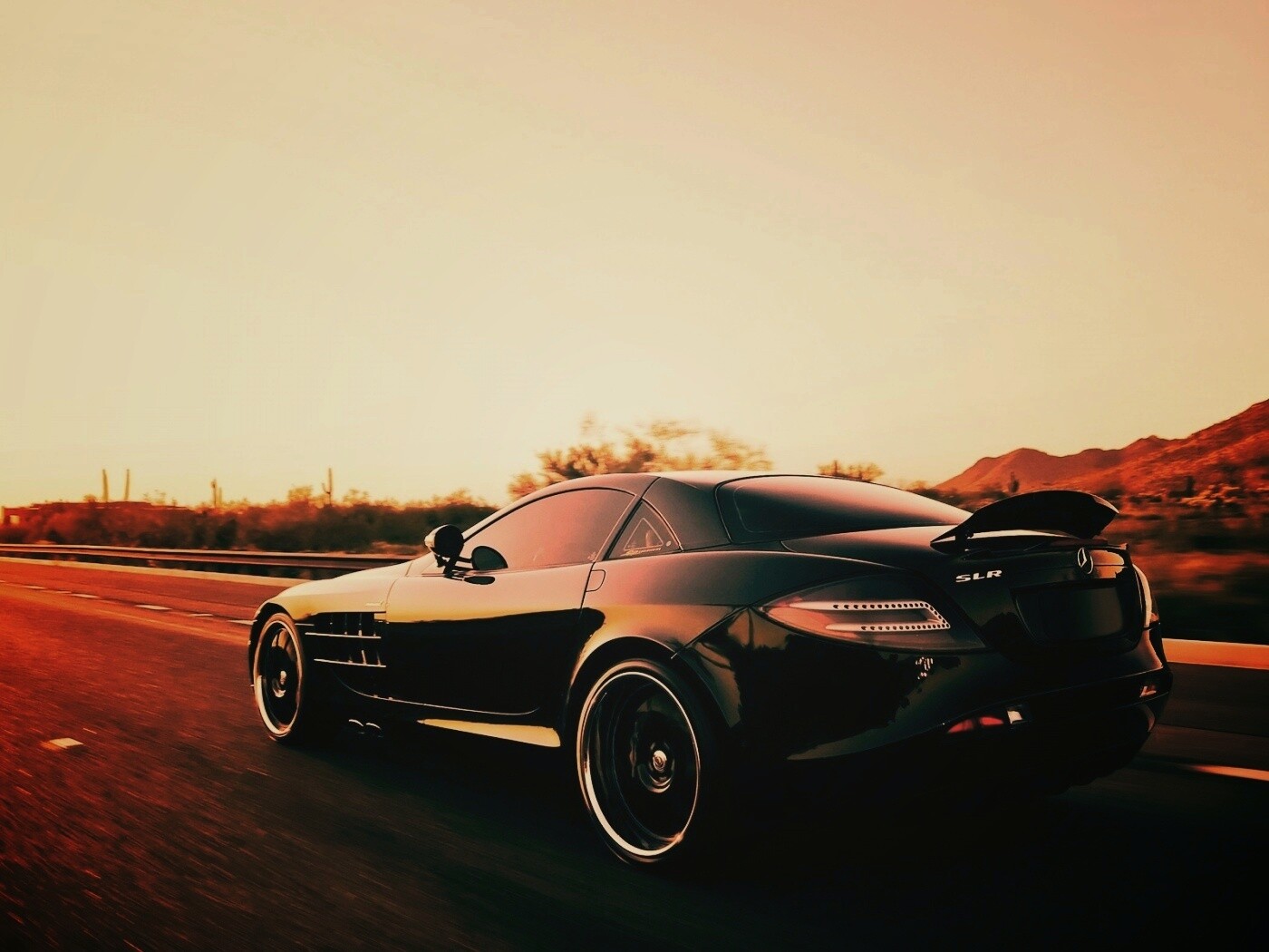 Черный автомобиль уезжает в закат обои