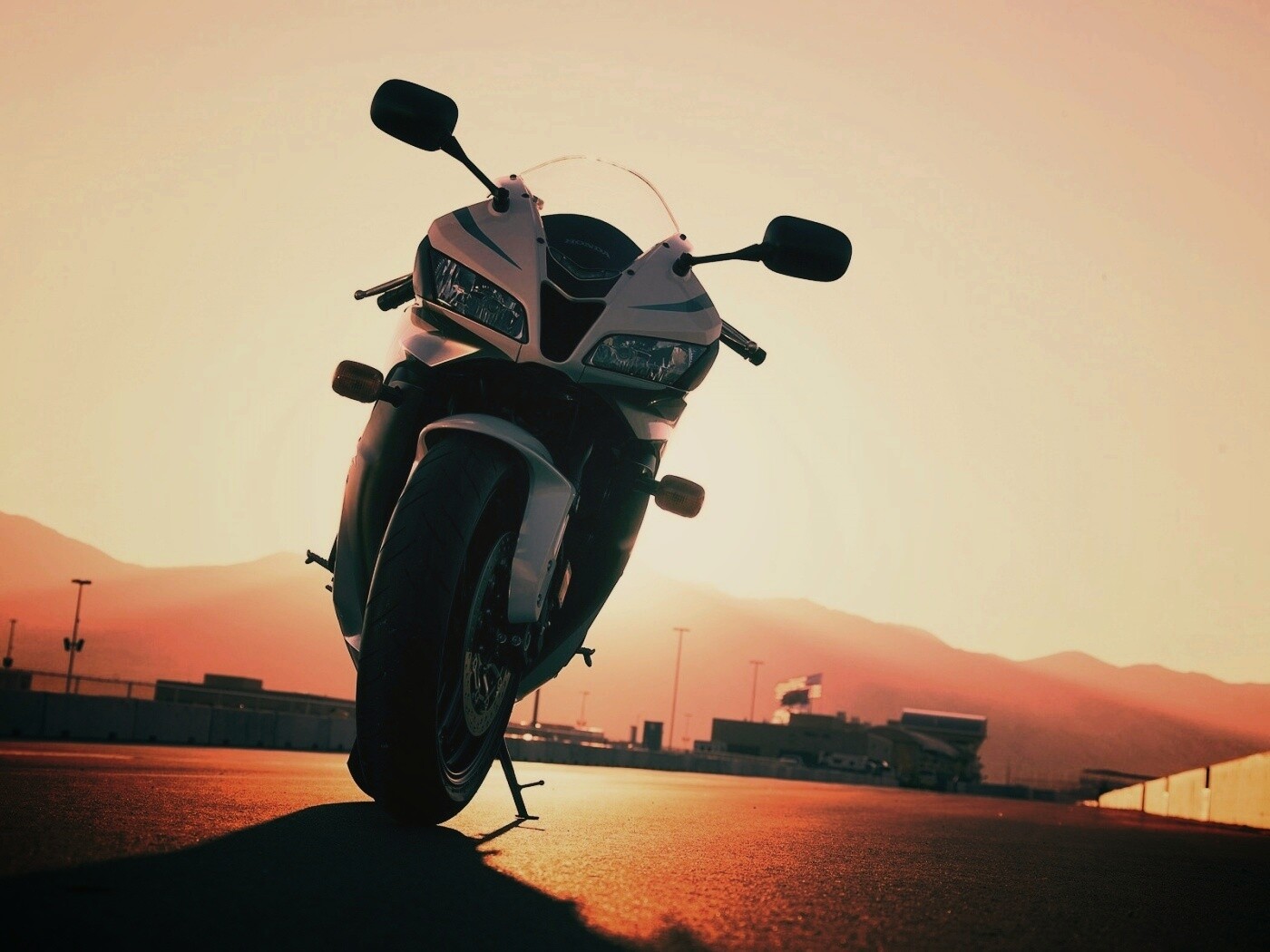 Мотоцикл на фоне заходящего солнца обои