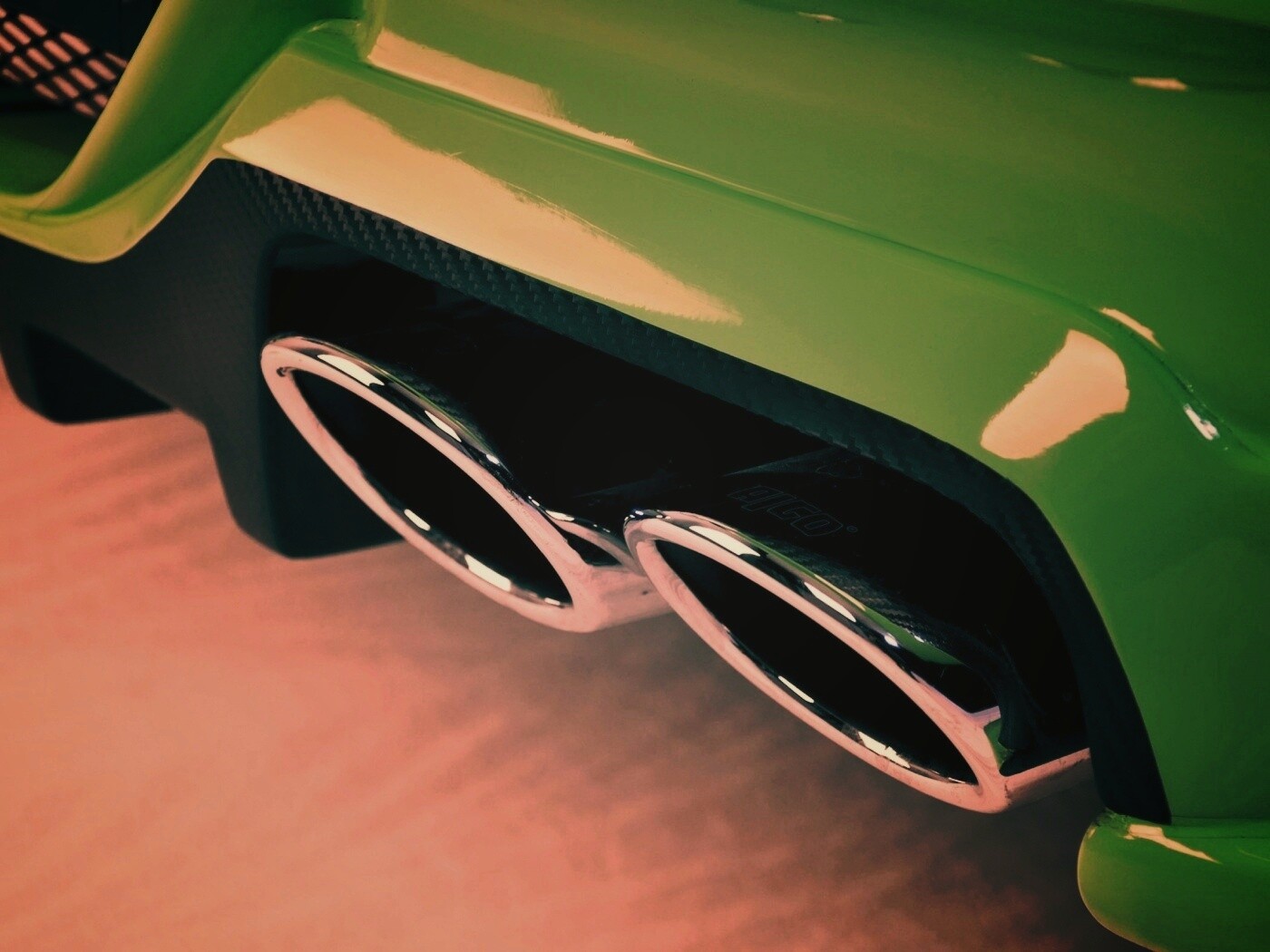 Выхлопная труда обои