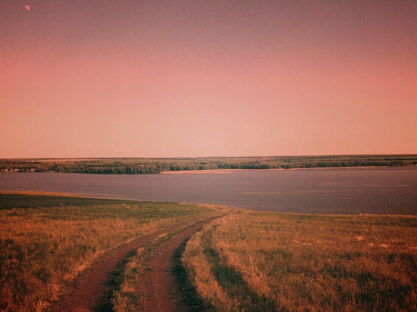 Дорога спускается к воде обои