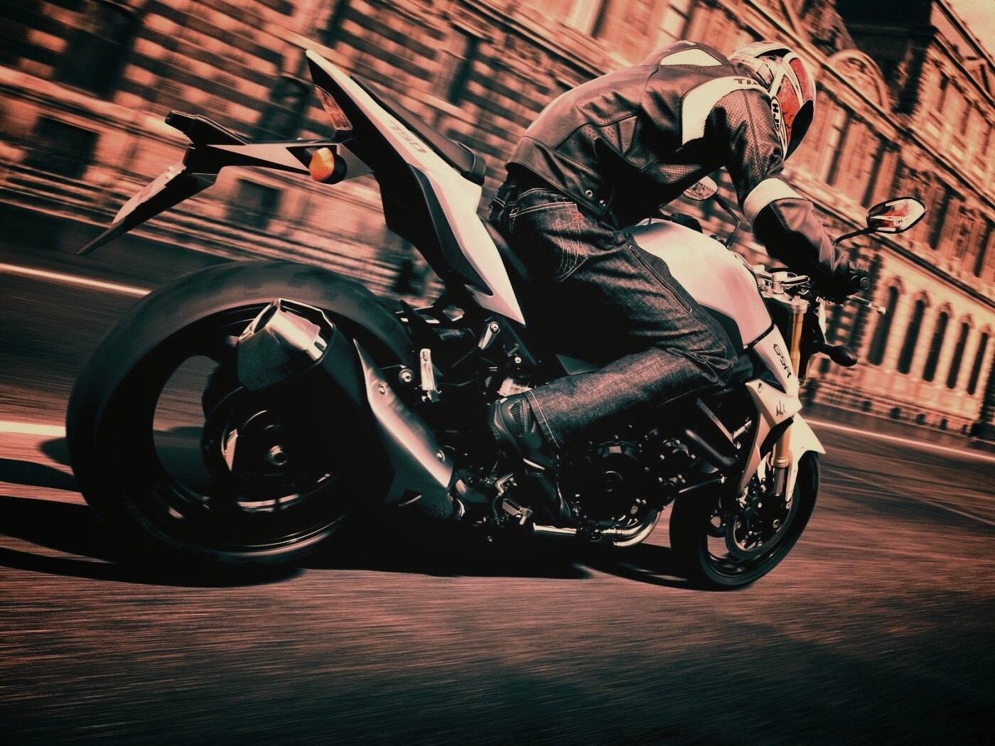 Мотоциклист мчится по городу обои