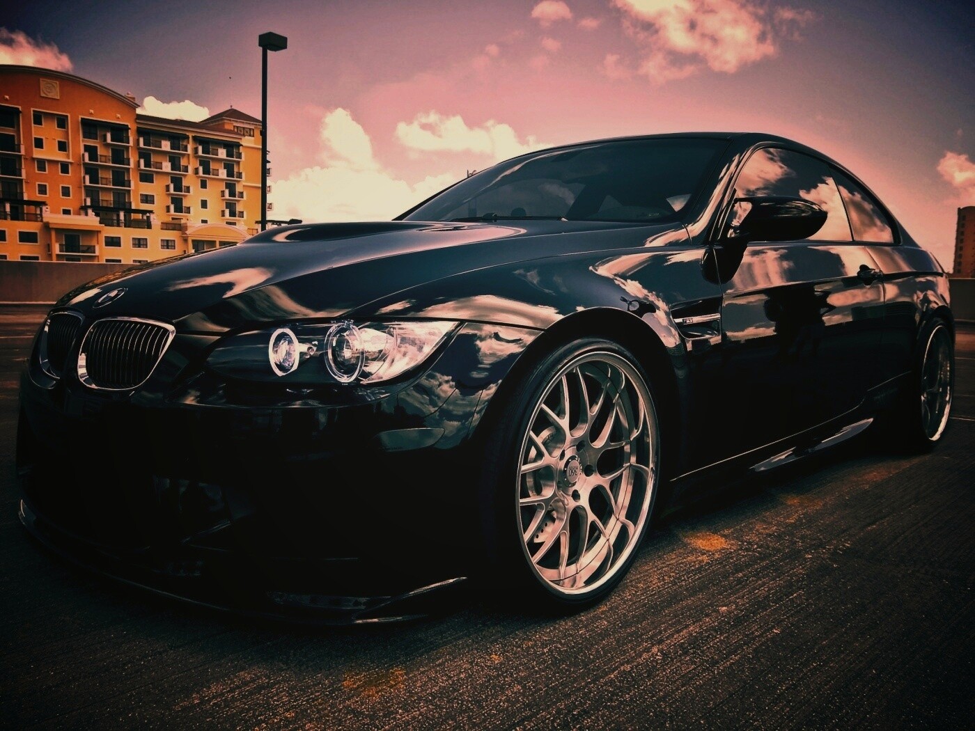 Красивый черный BMW на парковке обои
