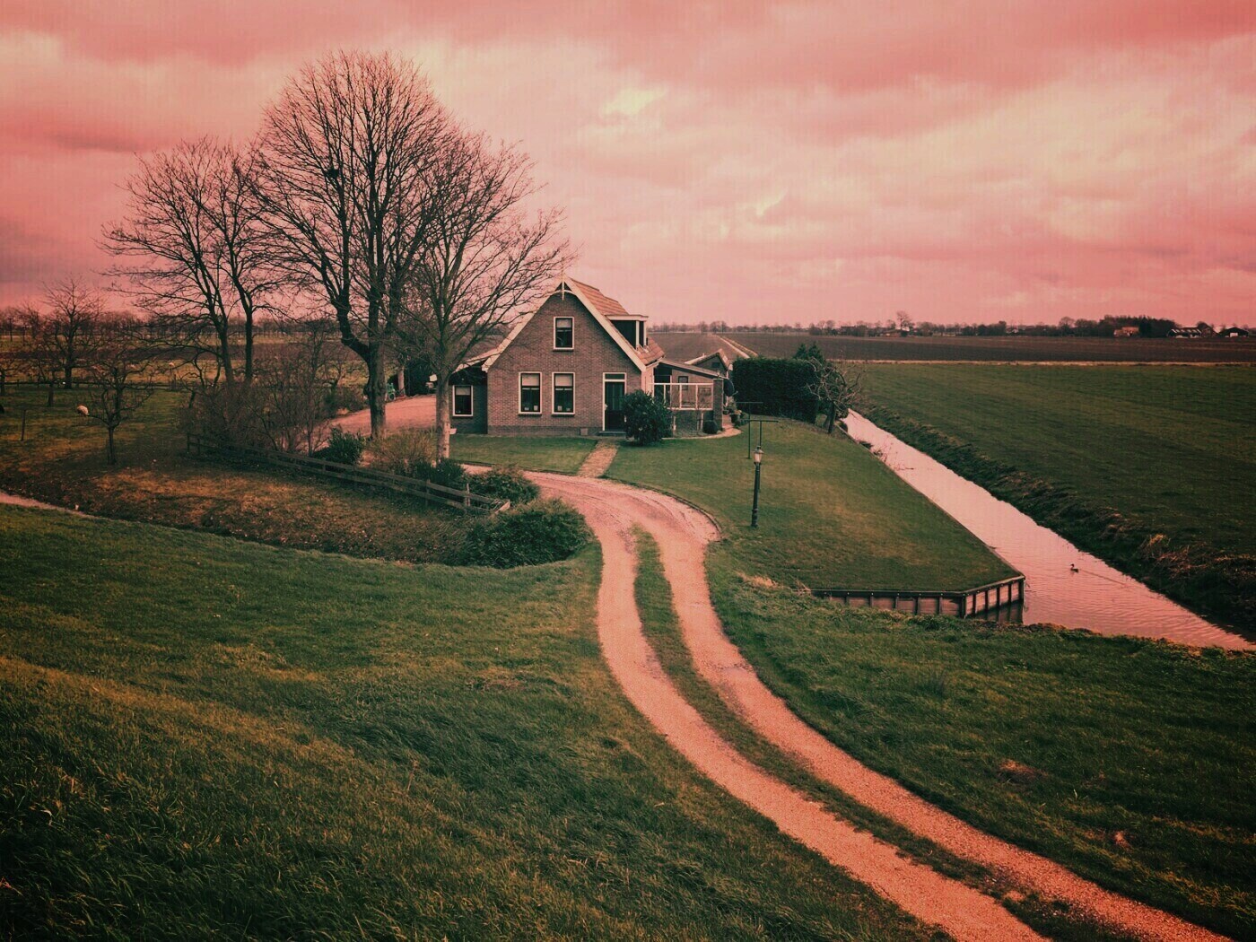 Дом в поле обои