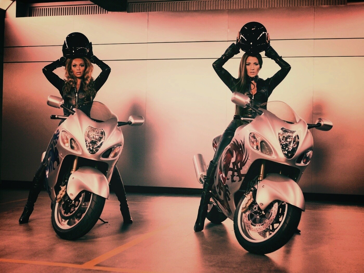 Бейонсе и Джей Ло на мотоциклах обои