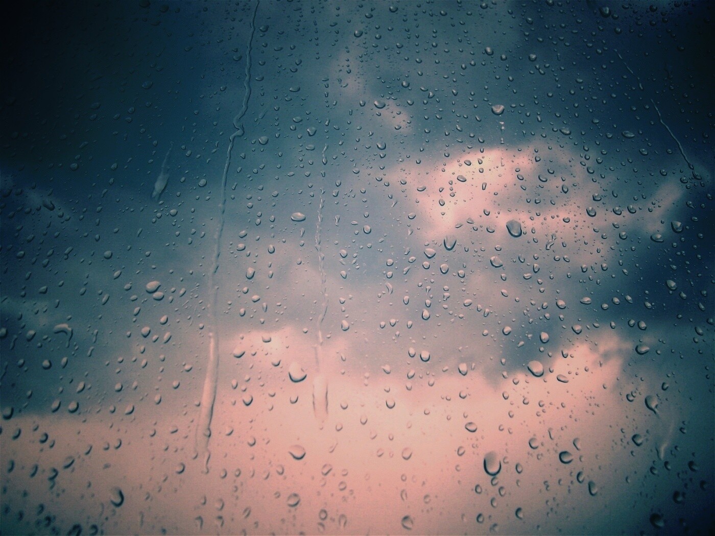 Капли на стекле обои