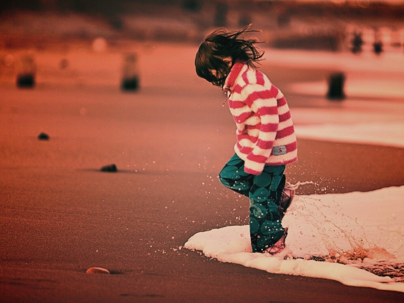 Ребенок и волна обои