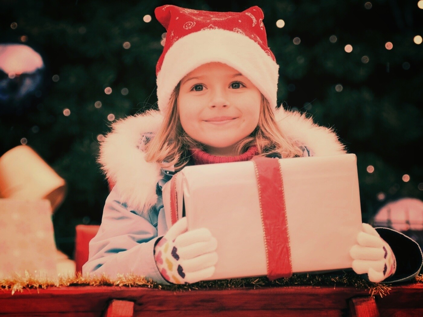 Ребенок с подарком обои