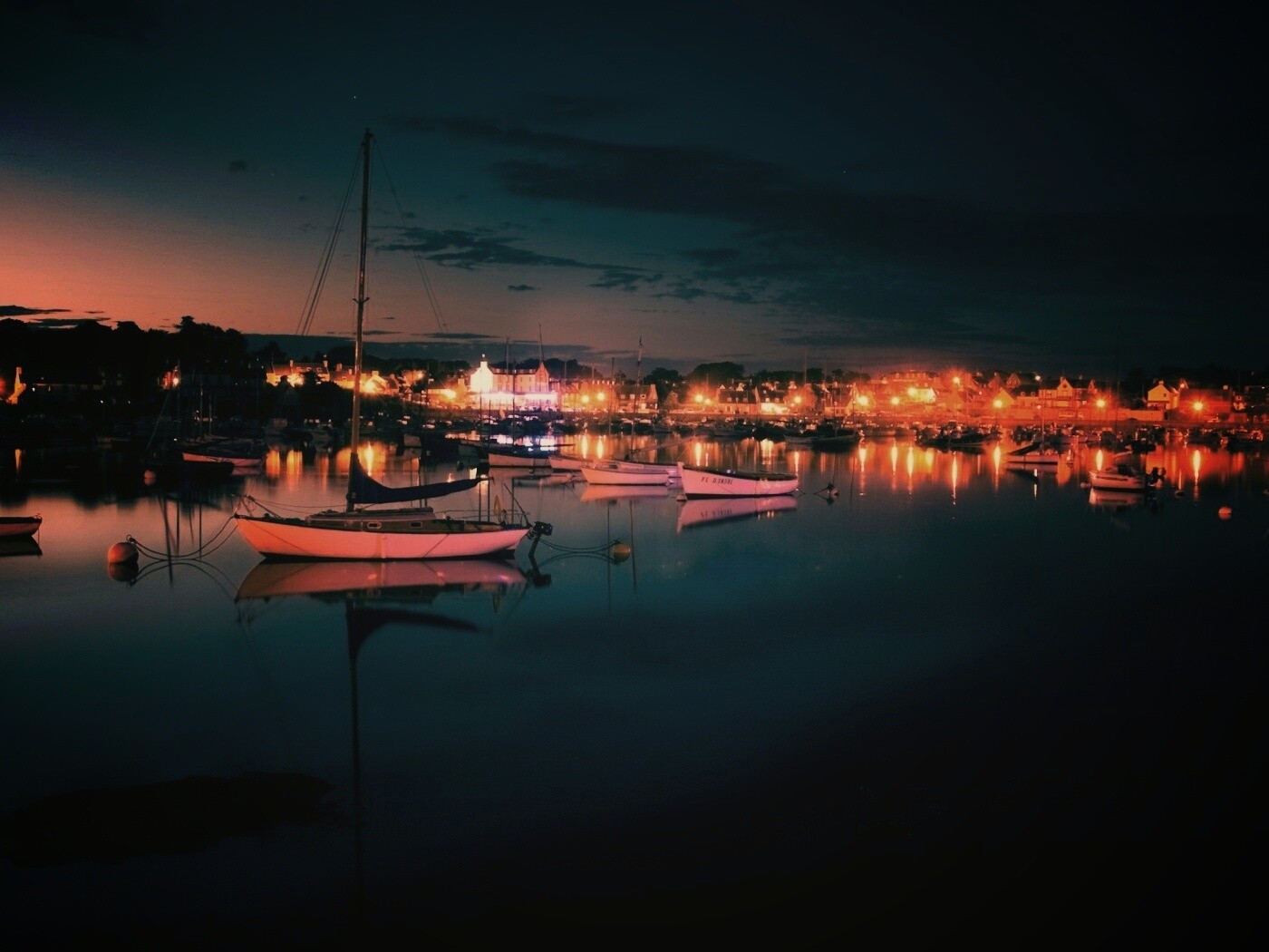 Лодки на вечерней воде обои