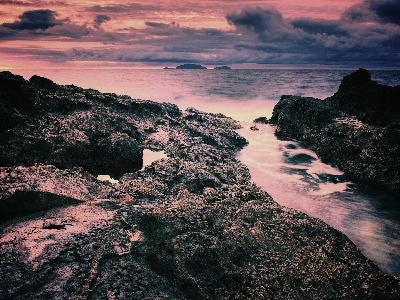 Река впадающая в море обои