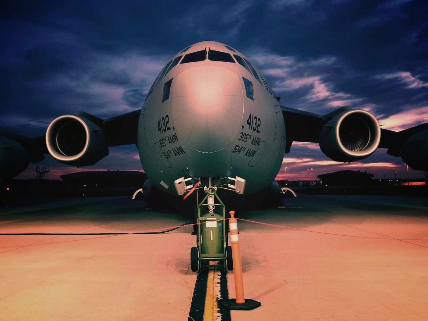 Самолет на взлетной полосе обои