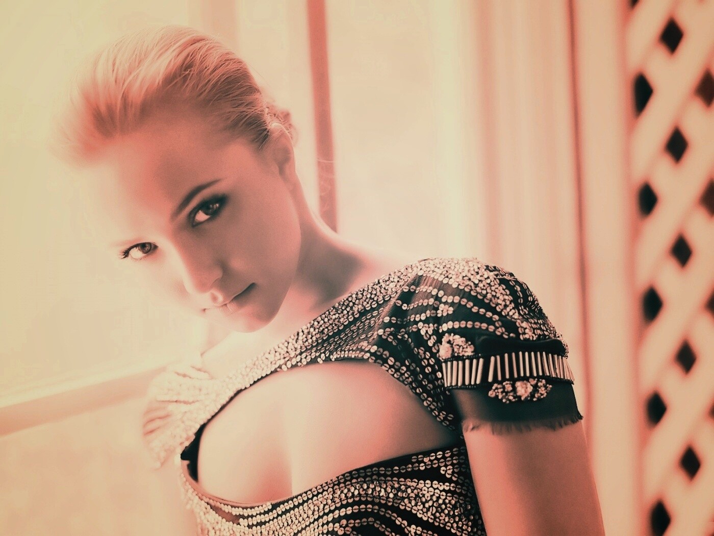 Блондинка у окна обои