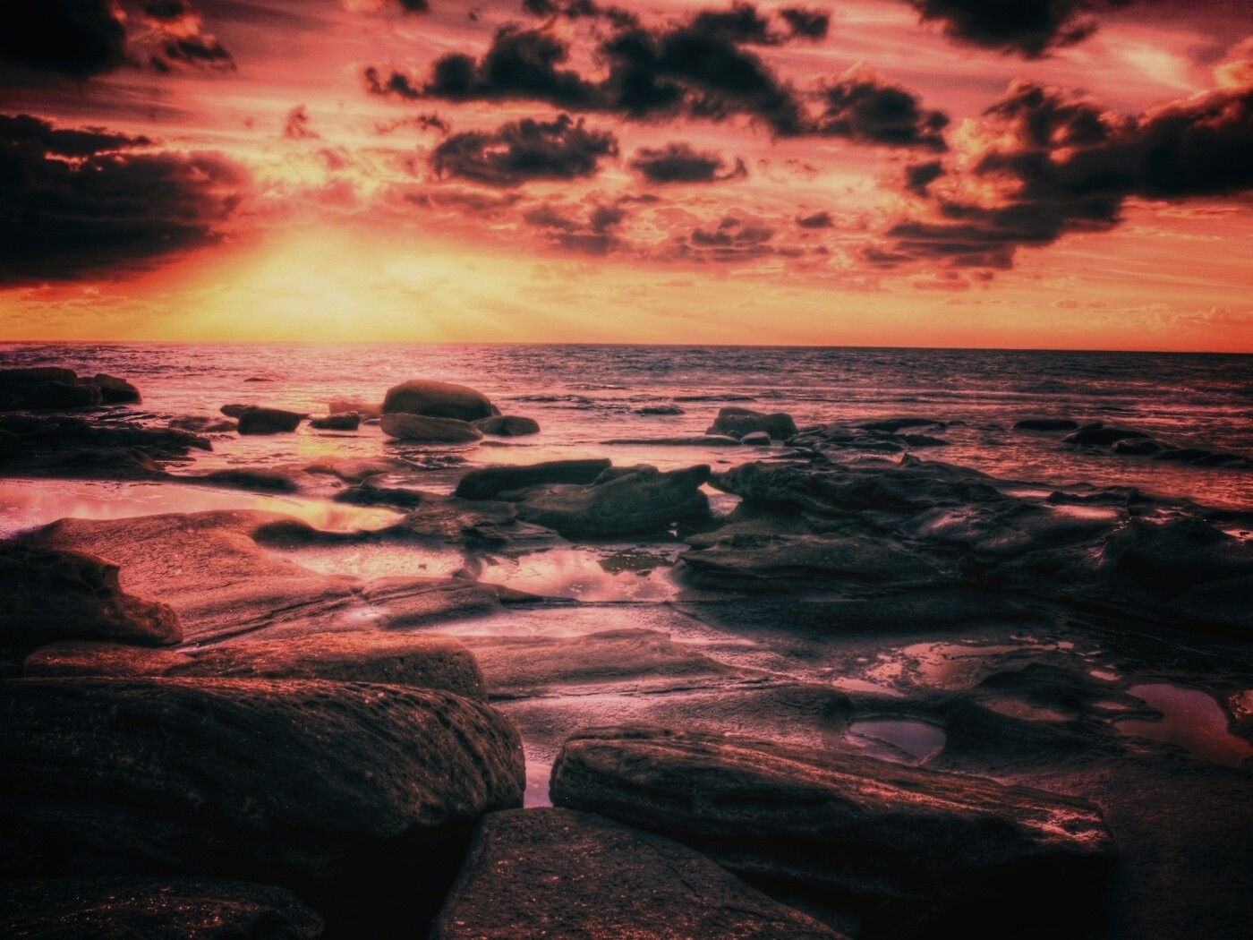 Каменистый берег на закате обои