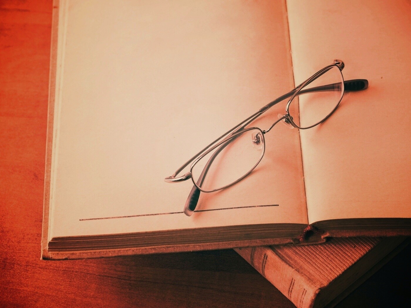 Очки и блокнот обои