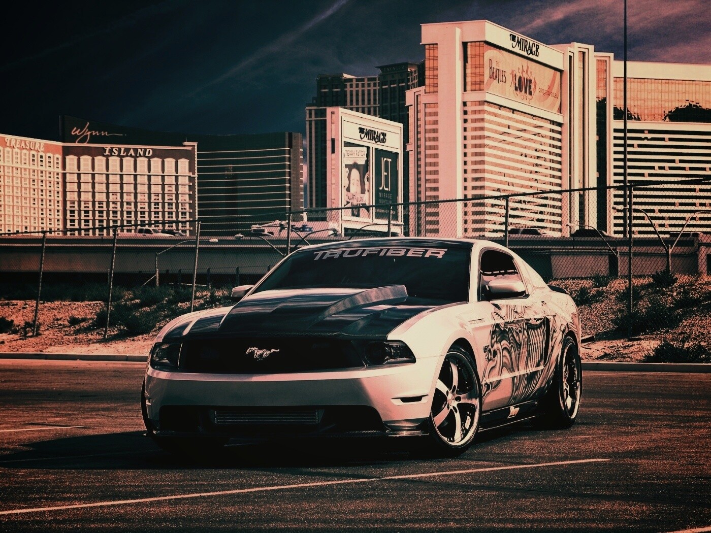 Мустанг на парковке обои