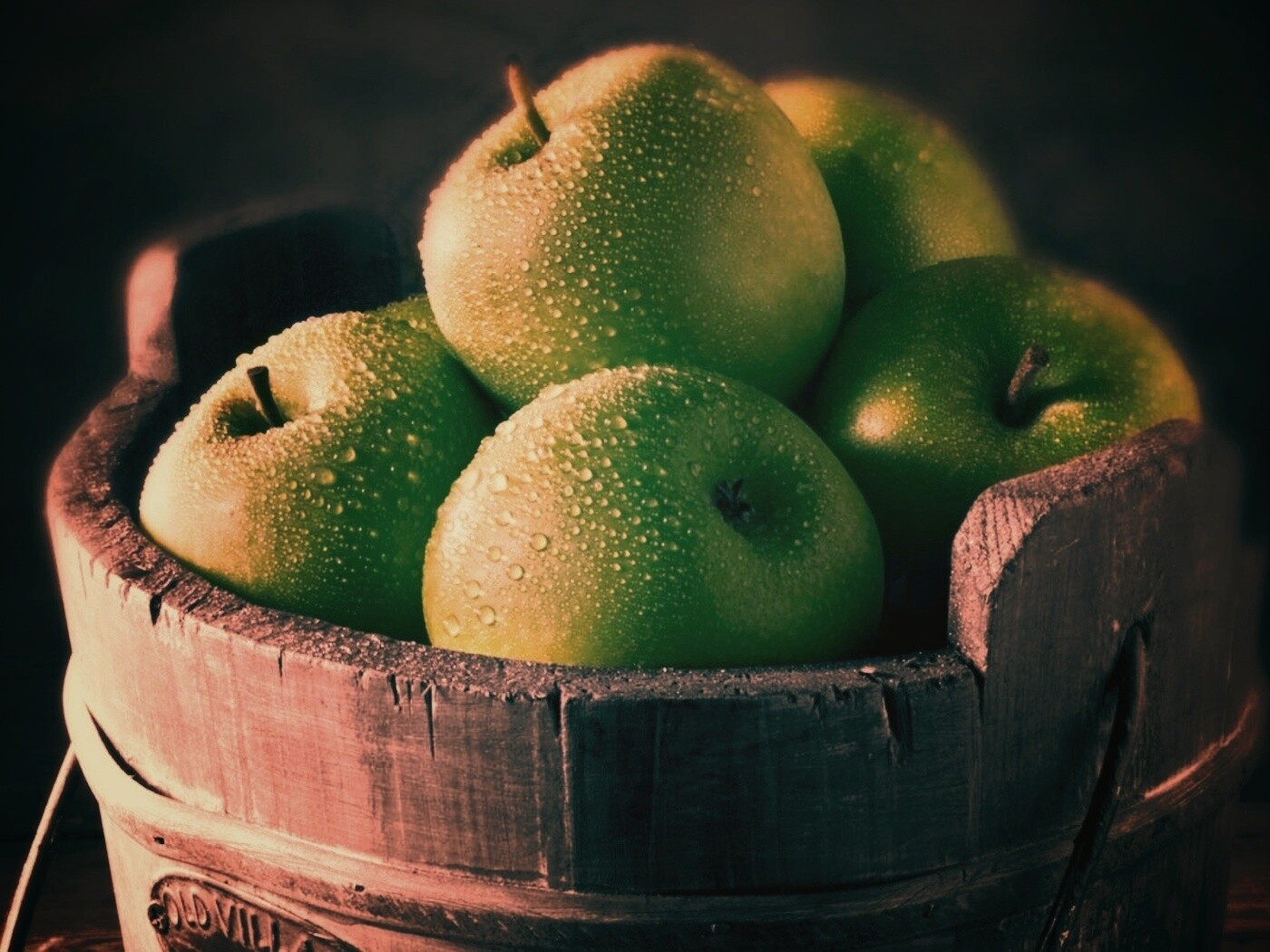 Ведро зеленых яблок обои