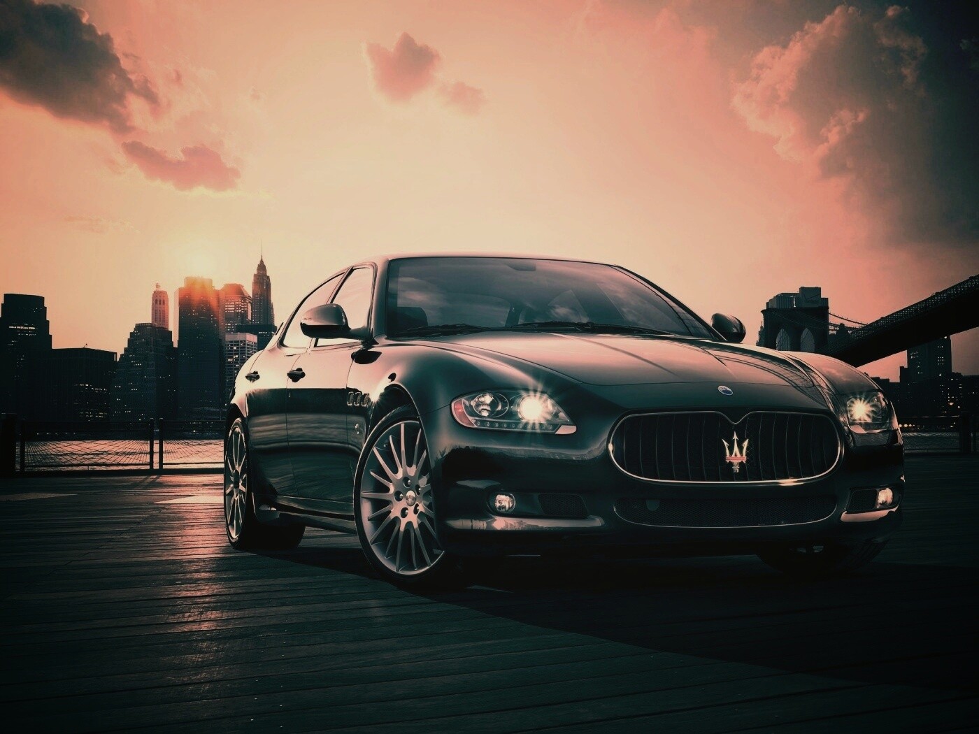 Черная мазерати на пирсе обои