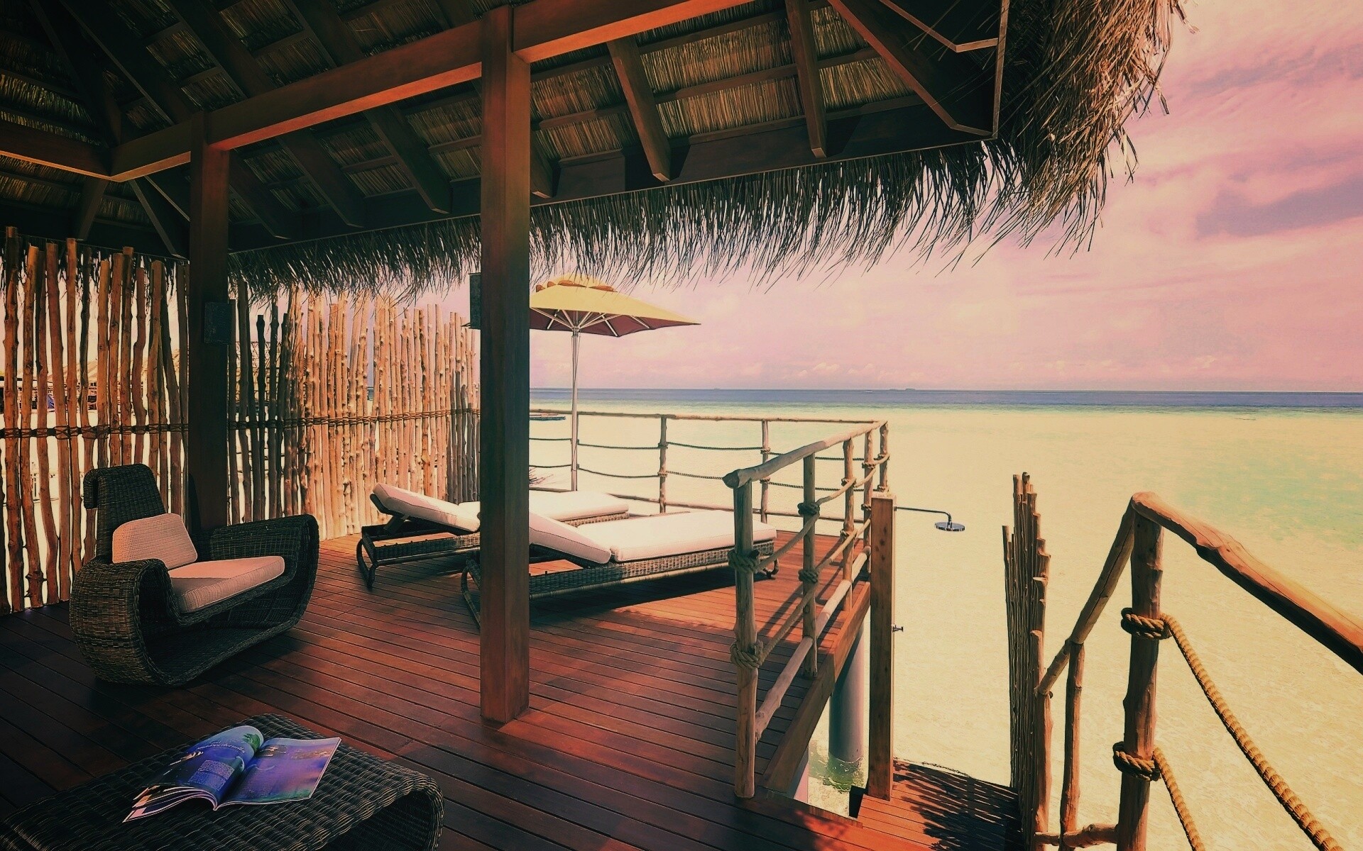 Домик на пляже обои