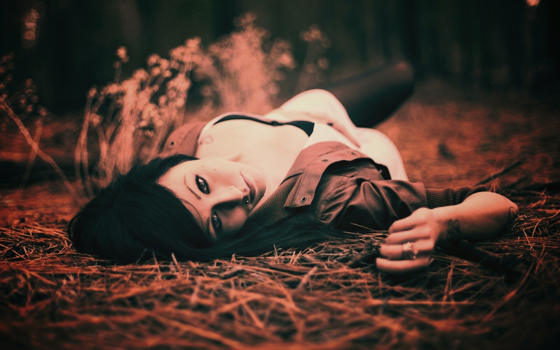 Лежащая на траве обои