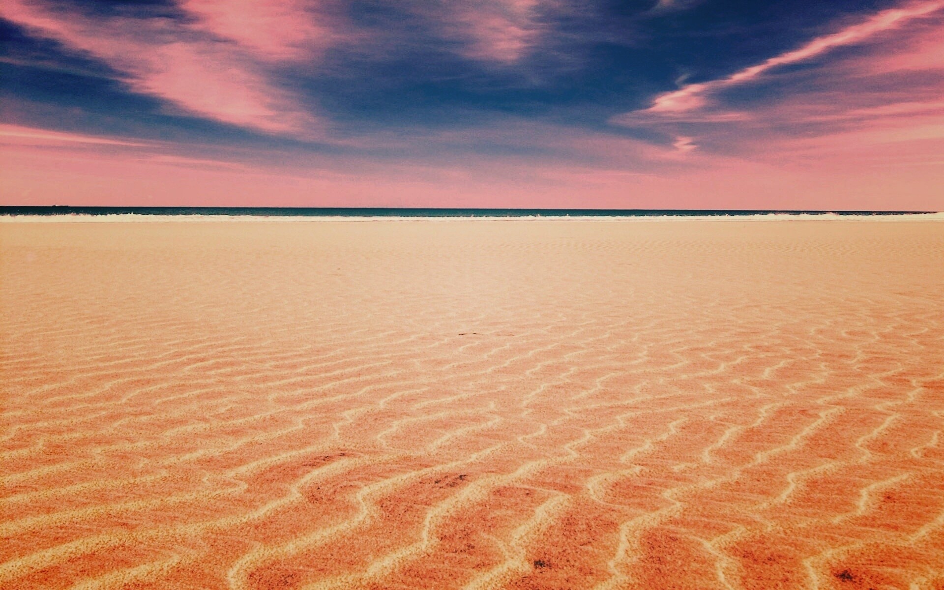 Пустыня на фоне моря обои