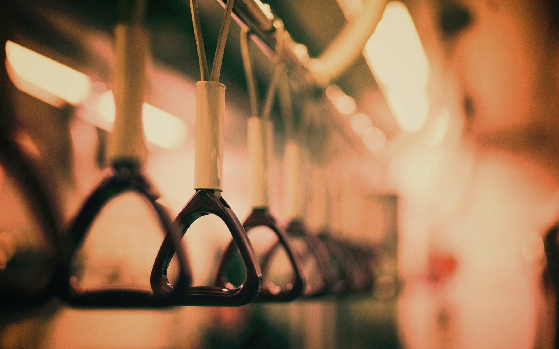 Поручни в метро обои