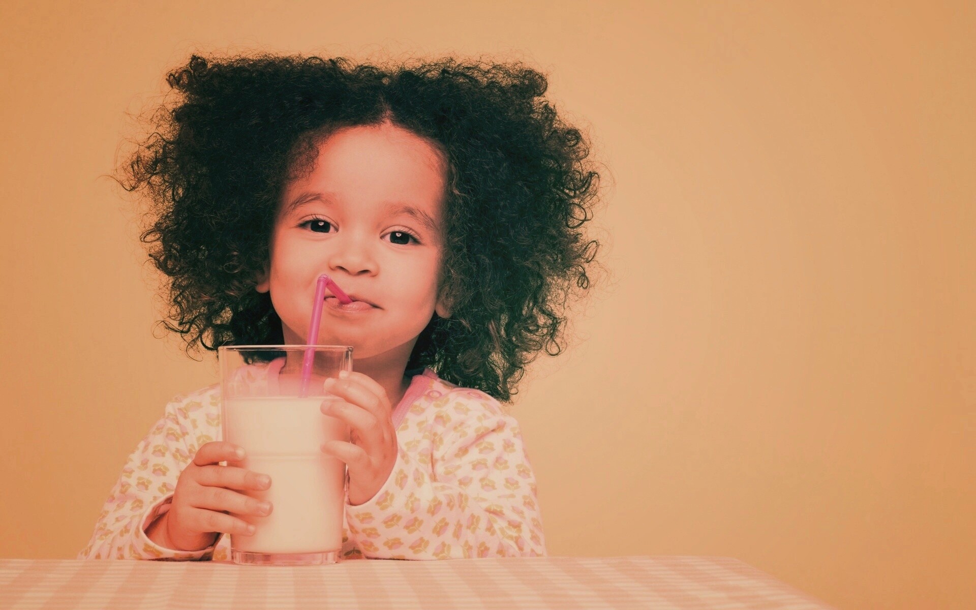 Девочка пьет молоко обои