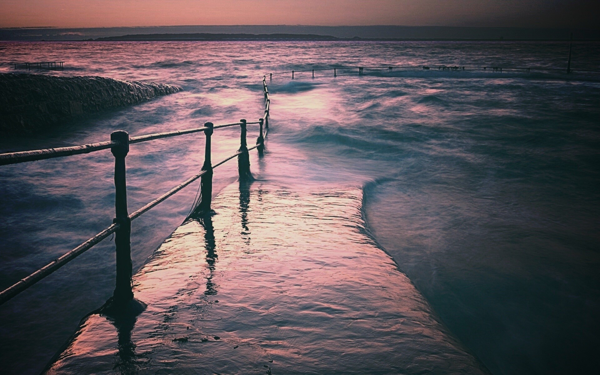Пирс уходящий в море обои