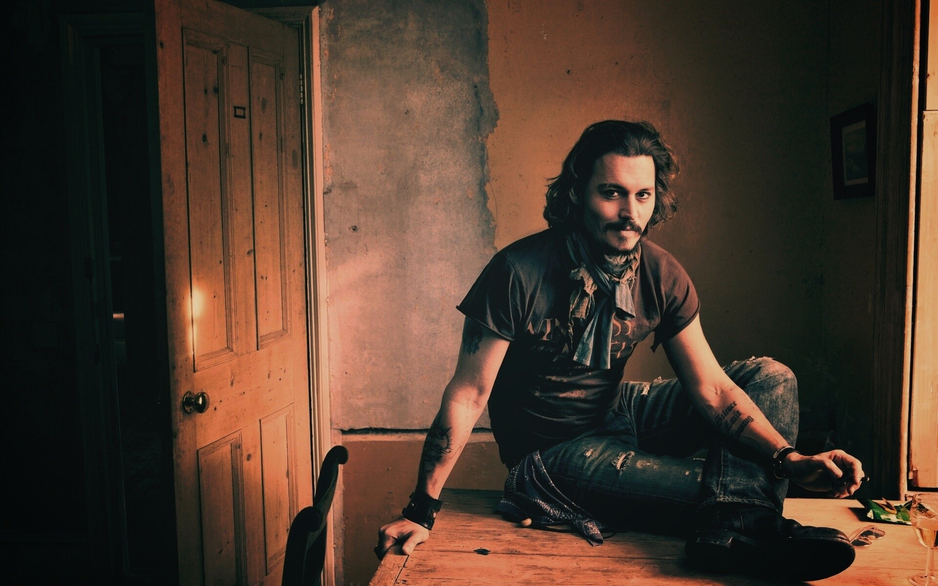 Джонни Депп на столе обои