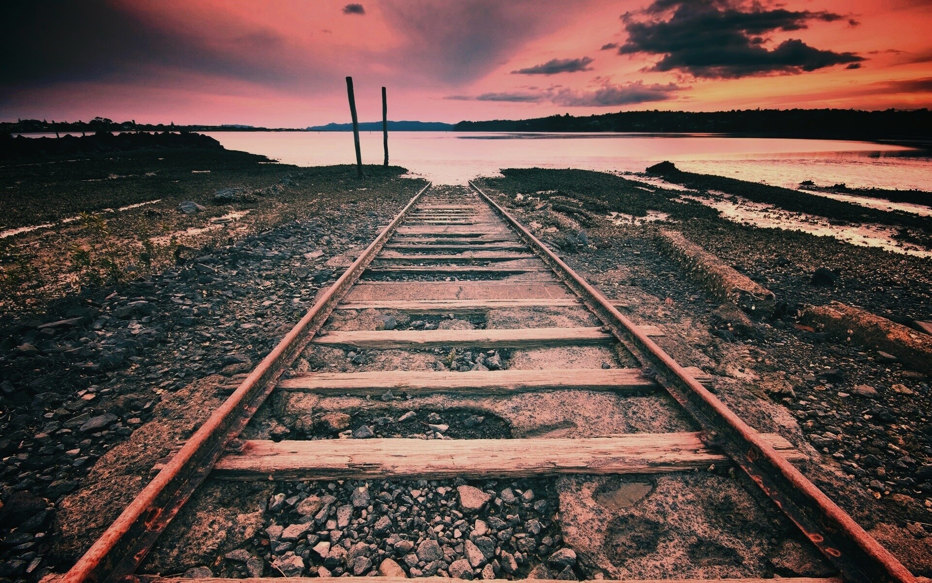 Рельсы обрывающиеся в воду обои