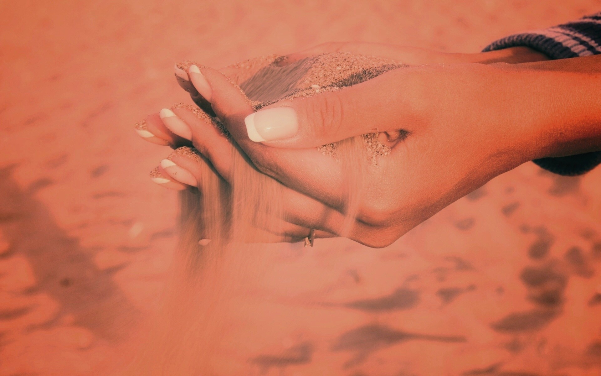 Песок сквозь пальцы обои