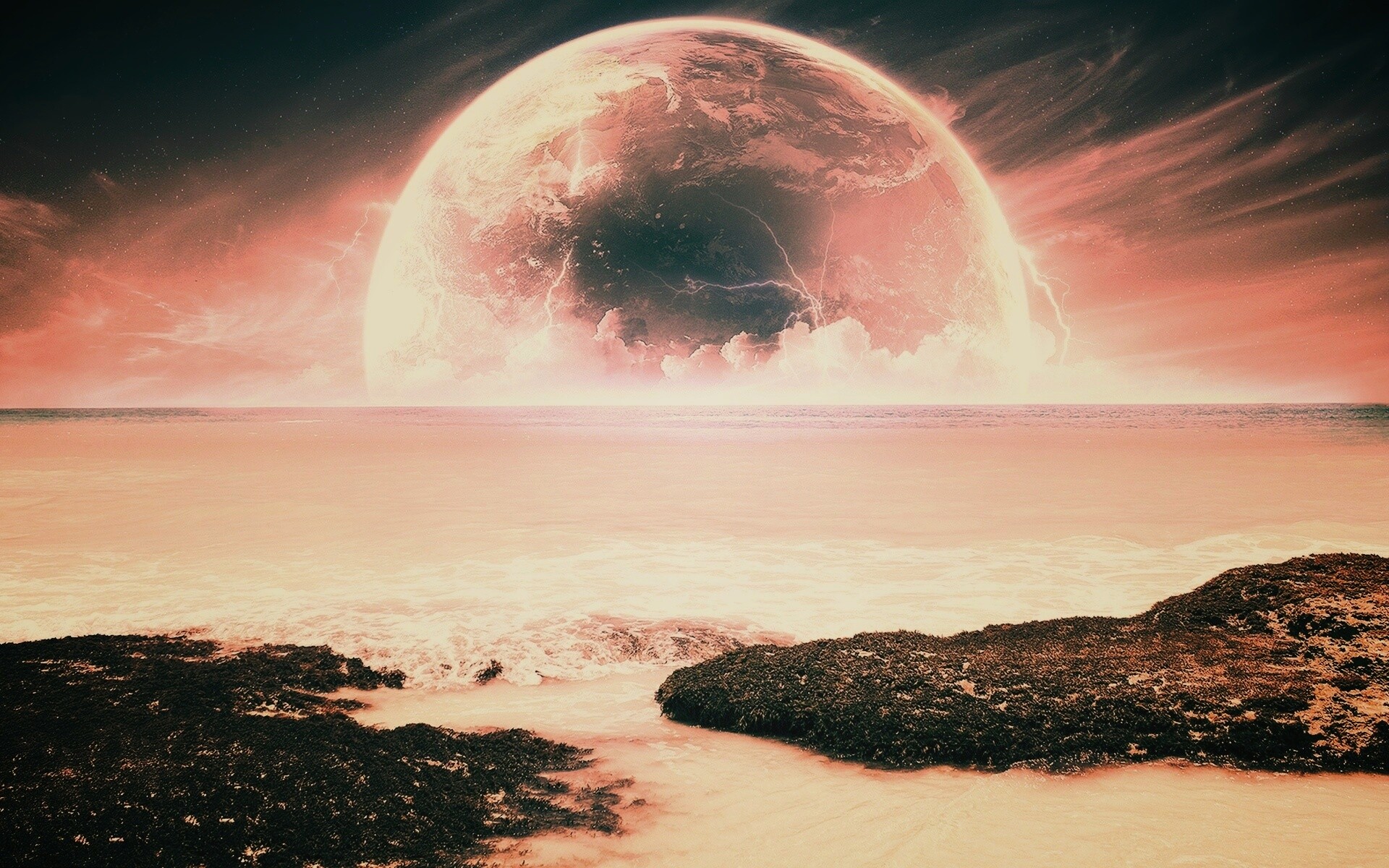 Огромная луна над океаном обои