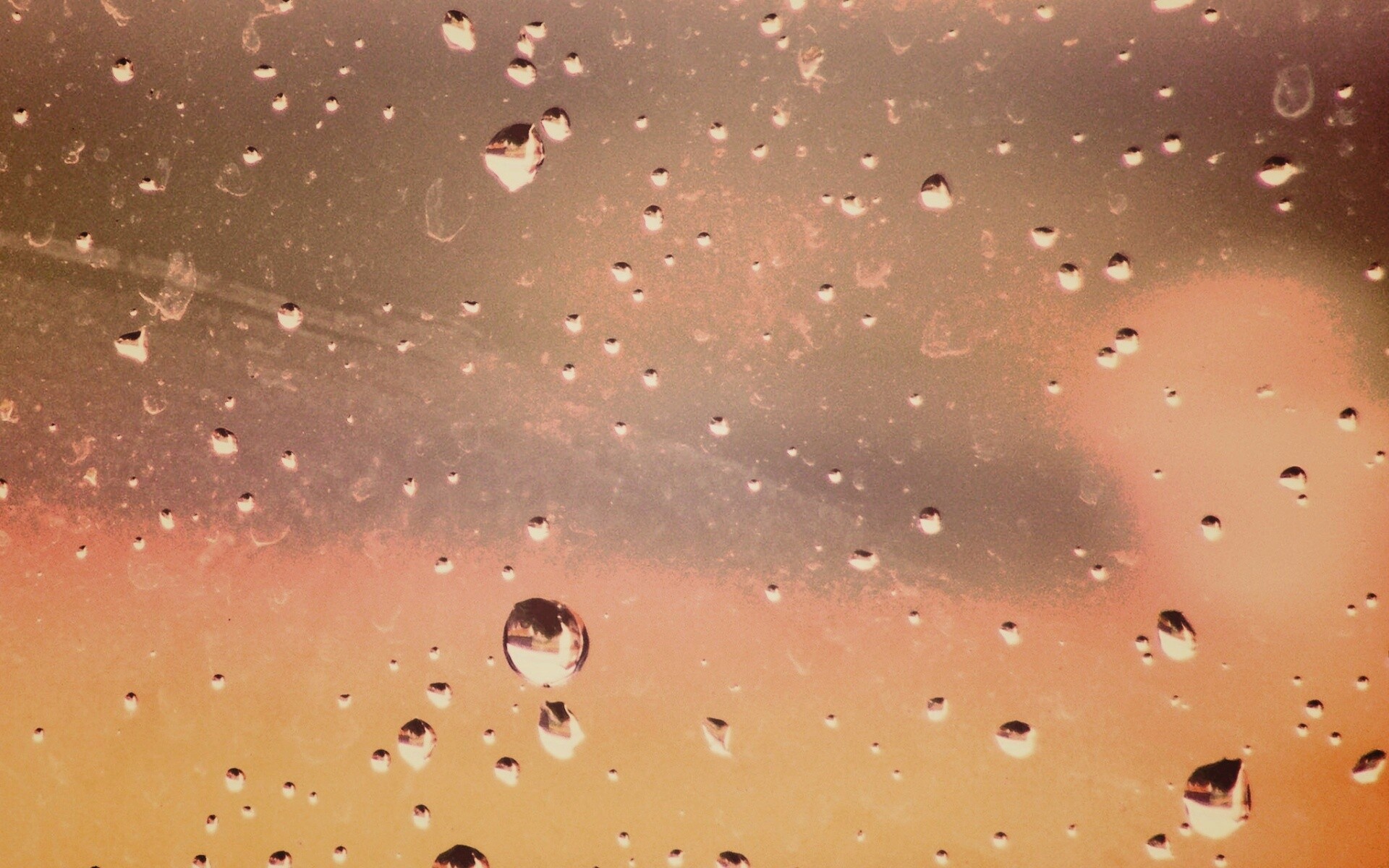 Капли на грязном стекле обои