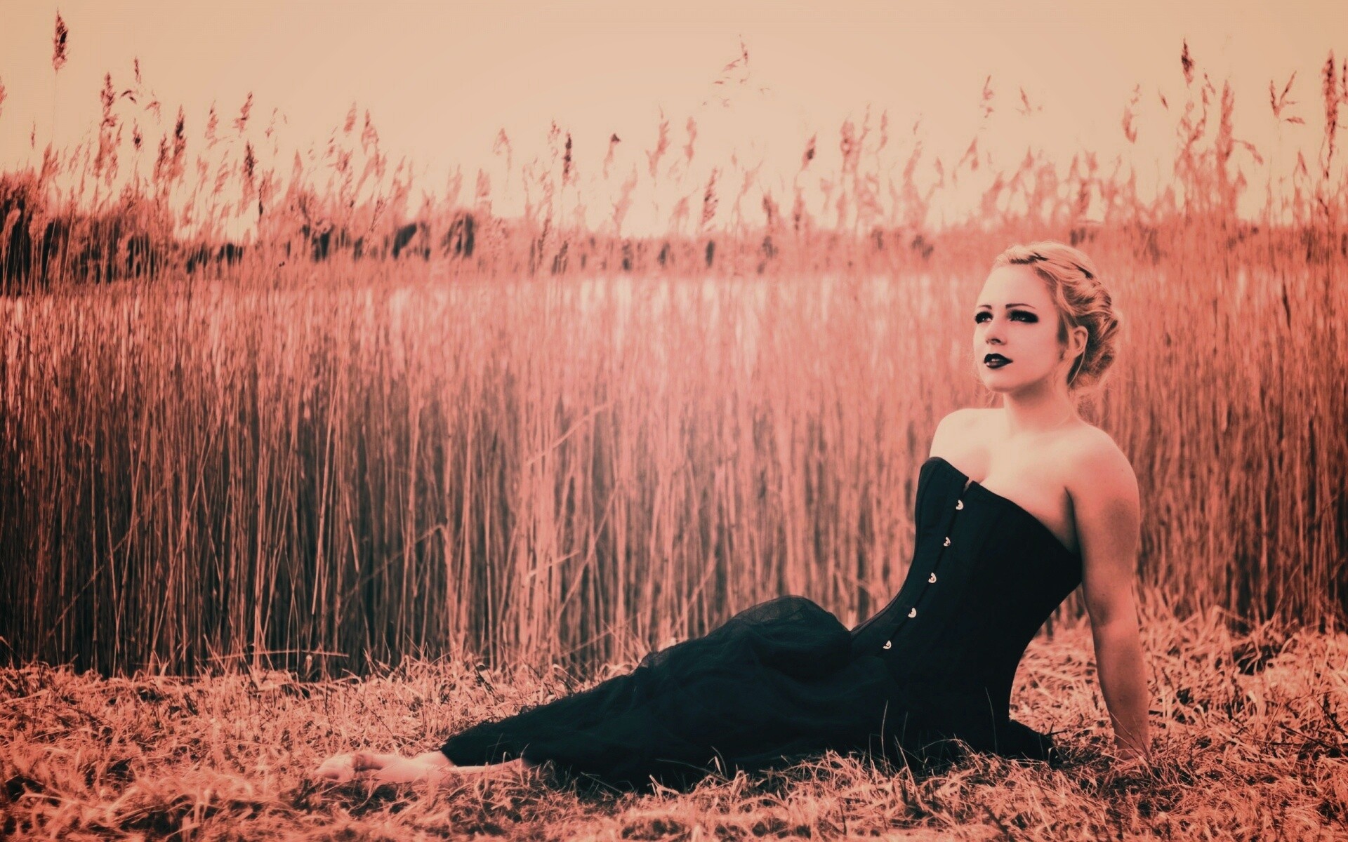 Девушка на траве в черном корсете обои