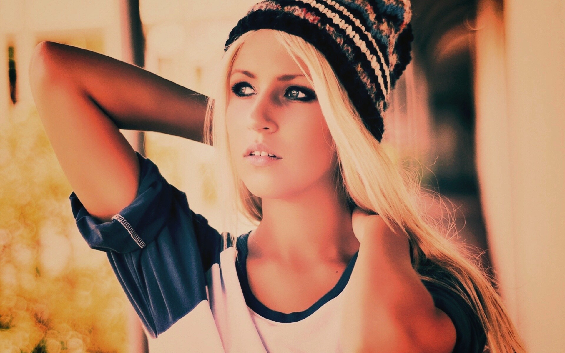 Блондинка в вязанной шапке обои