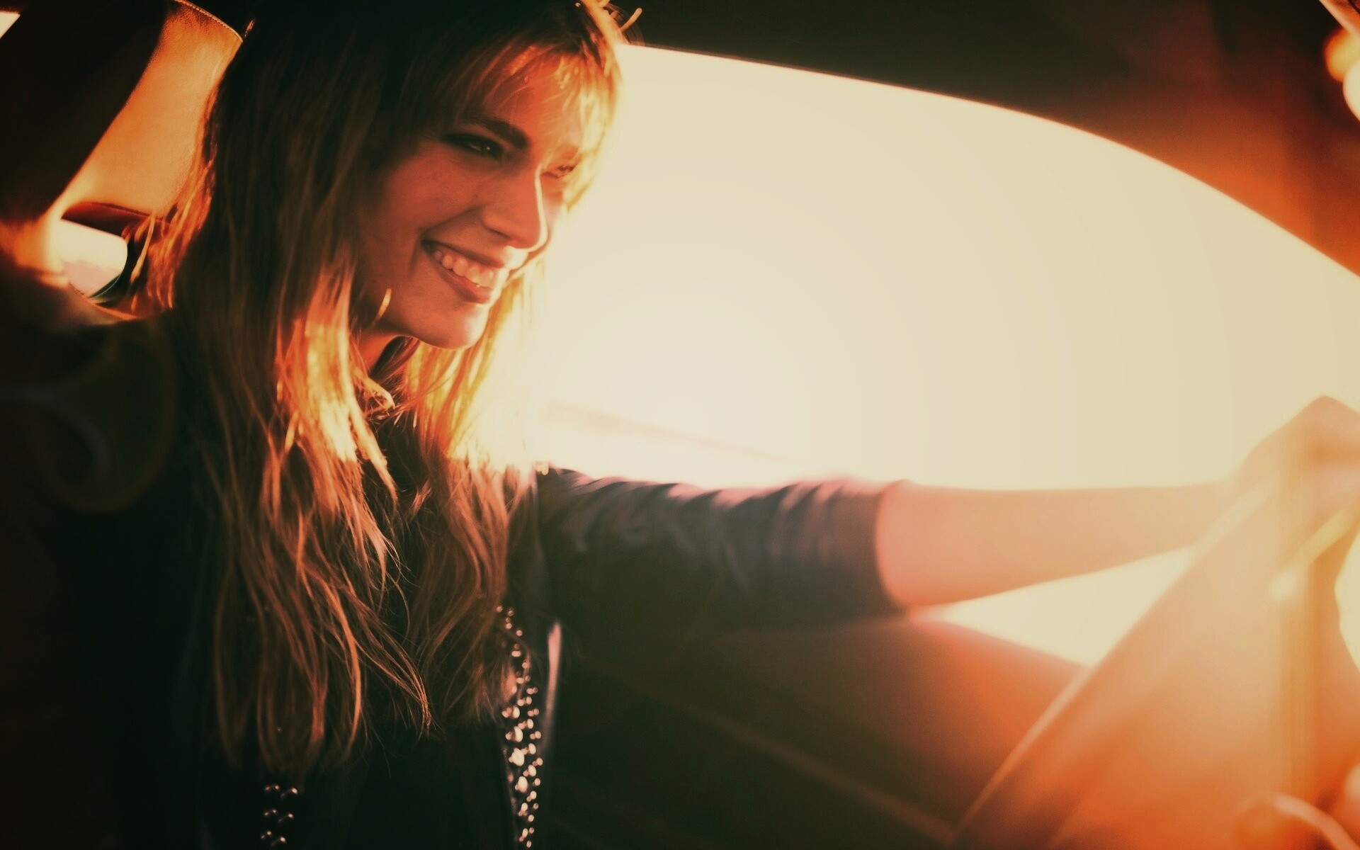 Девушка за рулем автомобиля обои